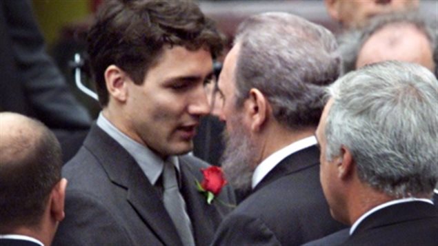 Justin Trudeau habla con el presidente cubano Fidel Castro, centro, fuera de la Basílica Notre-Dame al comienzo del funeral estatal por su padre, el ex primer ministro Pierre Elliott Trudeau en Montreal en 2000. Crédito de la foto: (Fred Chartrand / Canadian Press) 