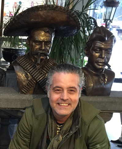 El artista junto a los bustos en bronce de Emiliano Zapata y de Mario Moreno (Cantinflas), realizados por él y emplazados en México.