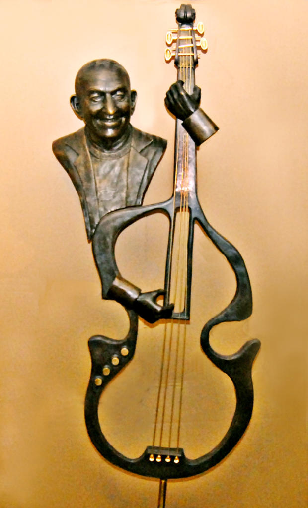 Escultura en bronce de Juan Formell (210x30x30 cm).