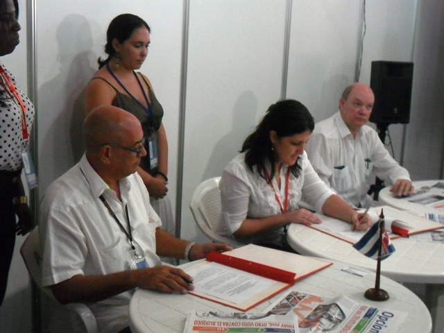 Yailín Orta y Roberto Verrier, directores de Juventud Rebelde y Procuba respectivamente, firmaron acuerdo en presencia del Ministro de Comercio Exterior e Inversión Extranjera. Foto: Miguel Ángel Plasencia