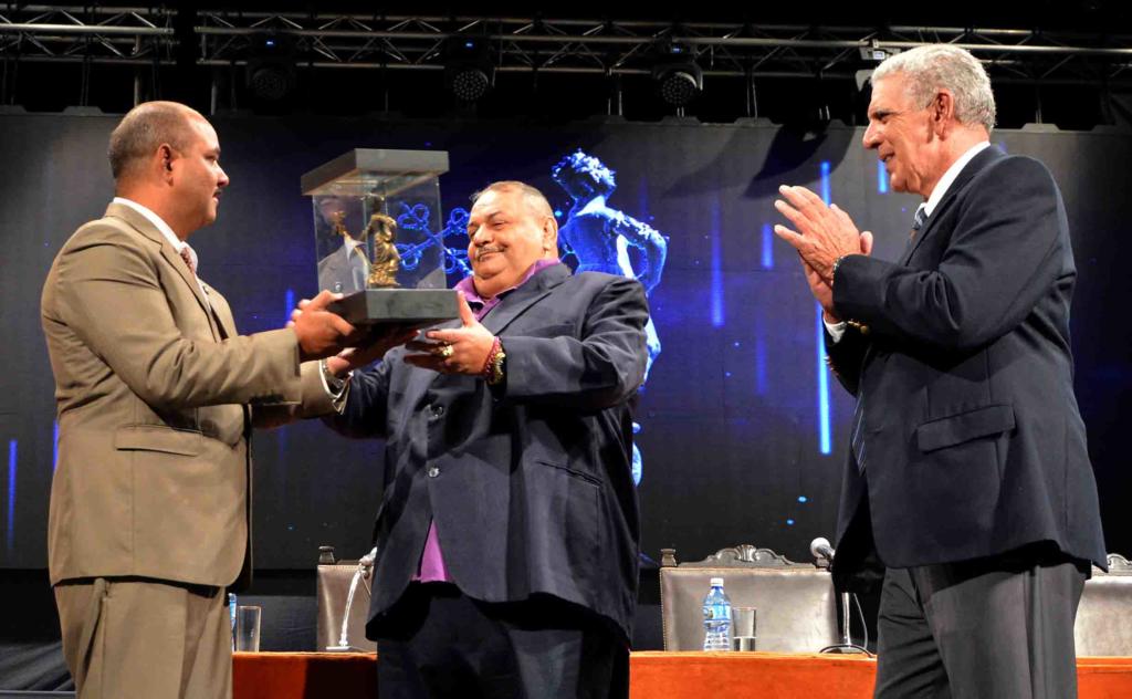 Reinaldo García Zapata (I), presidente de la Asamblea Provincial de La Habana (APPP), entrega la Giraldilla de La Habana a Ronaldo Veitía, quien por muchos años fuera el entrenador principal de nuestro equipo femenino de judo, formador de campeonas olímpicas, mundiales, panamericanas...