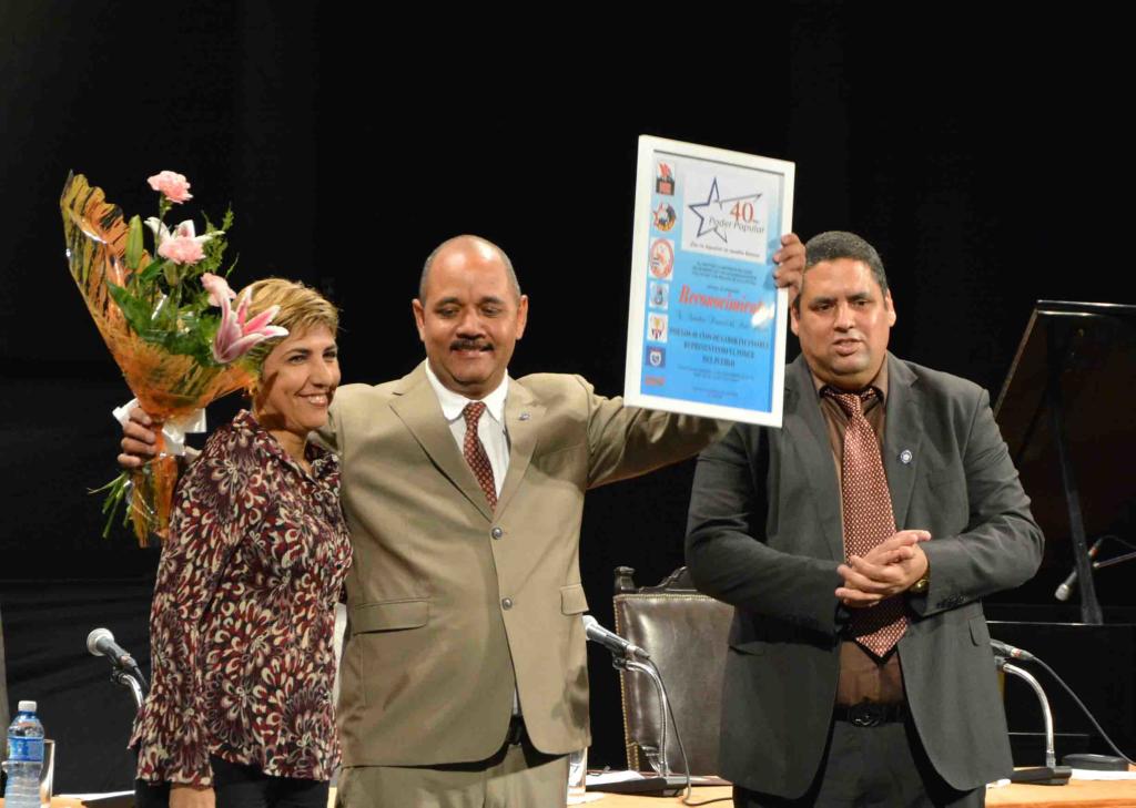 Yaquelín González López, miembro del Buró Provincial del Partido en La Habana, hizo entrega a Reynaldo García Zapata, presidente de la Asamblea Provincial de La Habana de un reconocimiento al Poder Popular por sus 40 años de creación. Foto: Tony Hernández Mena