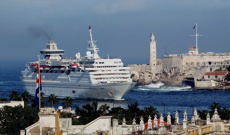 Crucero Carnival haciendo su entrada a La Habana. Foto: Tomada de Google