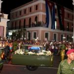 La caravana con las cenizas mortales del Comandante en Jefe en el momento que pasó frente a la Asamblea Provincial del Poder Popular y el parque Martí, en Cienfuegos. Foto: Modesto Gutiérrez, ACN