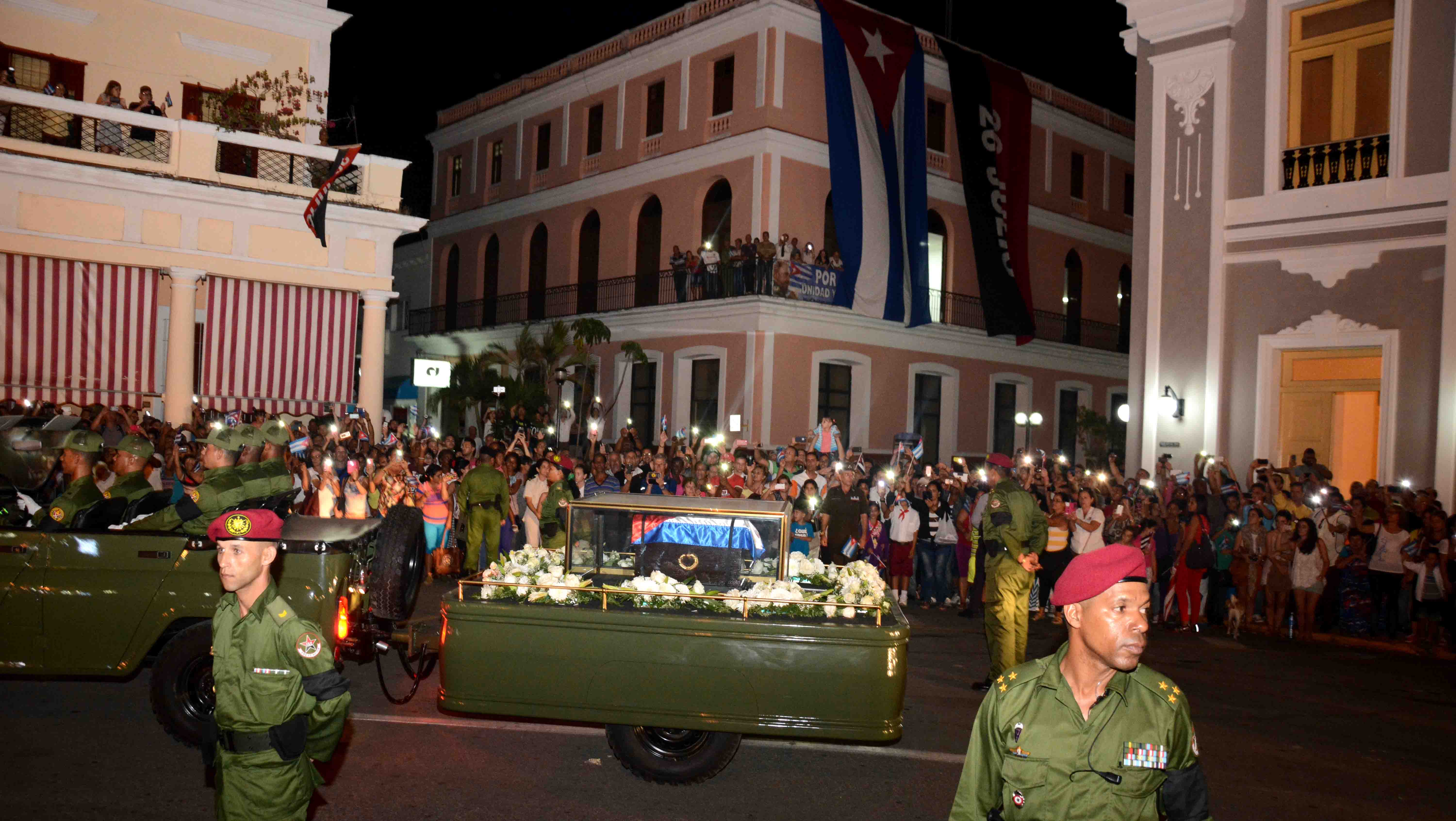 La caravana con las cenizas mortales del Comandante en Jefe en el momento que pasó frente a la Asamblea Provincial del Poder Popular y el parque Martí, en Cienfuegos. Foto: Modesto Gutiérrez, ACN