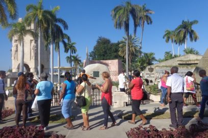 Continúa peregrinar ante la tumba de Fidel en Santiago de Cuba