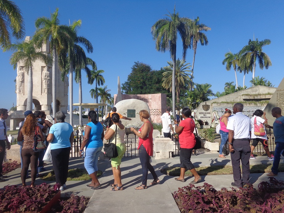 El pueblo hace fila para pasar ante la piedra que guarda los restos de Fidel. Foto: Betty Beatón