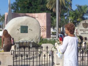 Una y otra vez se repite esta imagen: personas con una flor para colocar ante la tumba, y con un dispositivo digital para captar una foto personal del sitio de reposo eterno de su líder. Foto: Betty Beatón