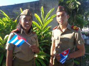 “Orgullosos de tener en esta tierra a Fidel y comprometidos con seguir su ejemplo y hacer realidad sus ideales”, aseguran estos jóvenes santiagueros. Foto: Betty Beatón 