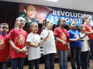 Los pequeños aún con las emociones a flor de piel por la reciente desaparición física de Fidel, supieron brindar un espectáculo solemne y emotivo para los hombres de los cascos blancos. Foto: Eddy Martin