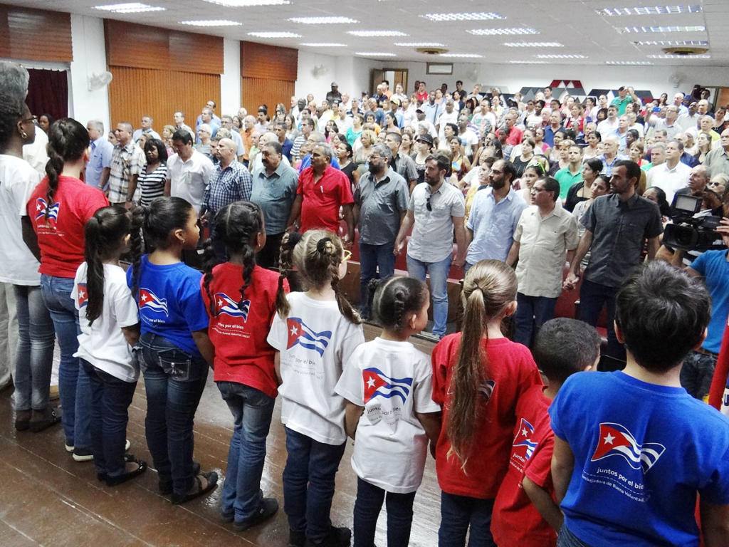 La sala vibró con los primeros acordes de Cabalgando con Fidel, del cantautor Raúl Torres. Foto: Eddy Martin 