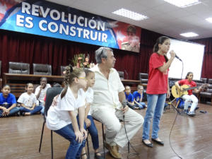 Entre anécdotas, canciones, frases y versos de nuestro Héroe Nacional José Martí transcurrió la velada que realizó la compañía infantil La Colmenita este lunes para congratular a los constructores cubanos en su día. Foto: Eddy Martin