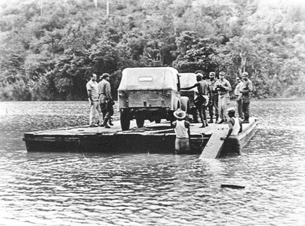 Foto tomada por el doctor José Miguel Miyar Barruecos en 1960 cuando el Comandante en Jefe Fidel Castro Ruz y quienes lo acompañaban pasaron sobre las aguas del Toa en una balsa.