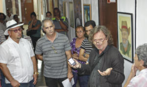 Johannes Barthelmes afirmó que Fidel Castro es desde hace décadas un símbolo para los revolucionarios del mundo. A la izquierda en la imagen, el artista autor de la exposición. Foto: René Pérez Massola
