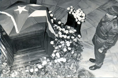 Fidel ante la tumba de José Martí