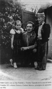 Fidel Castro Ruz, junto a su hijo Fidelito y Temis. Foto tomada en México, en septiembre de 1956.
