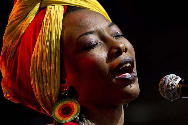 Fatoumata Diawara, que fusiona el folk Wassoulou con jazz y soul. Foto: Tomada de internet