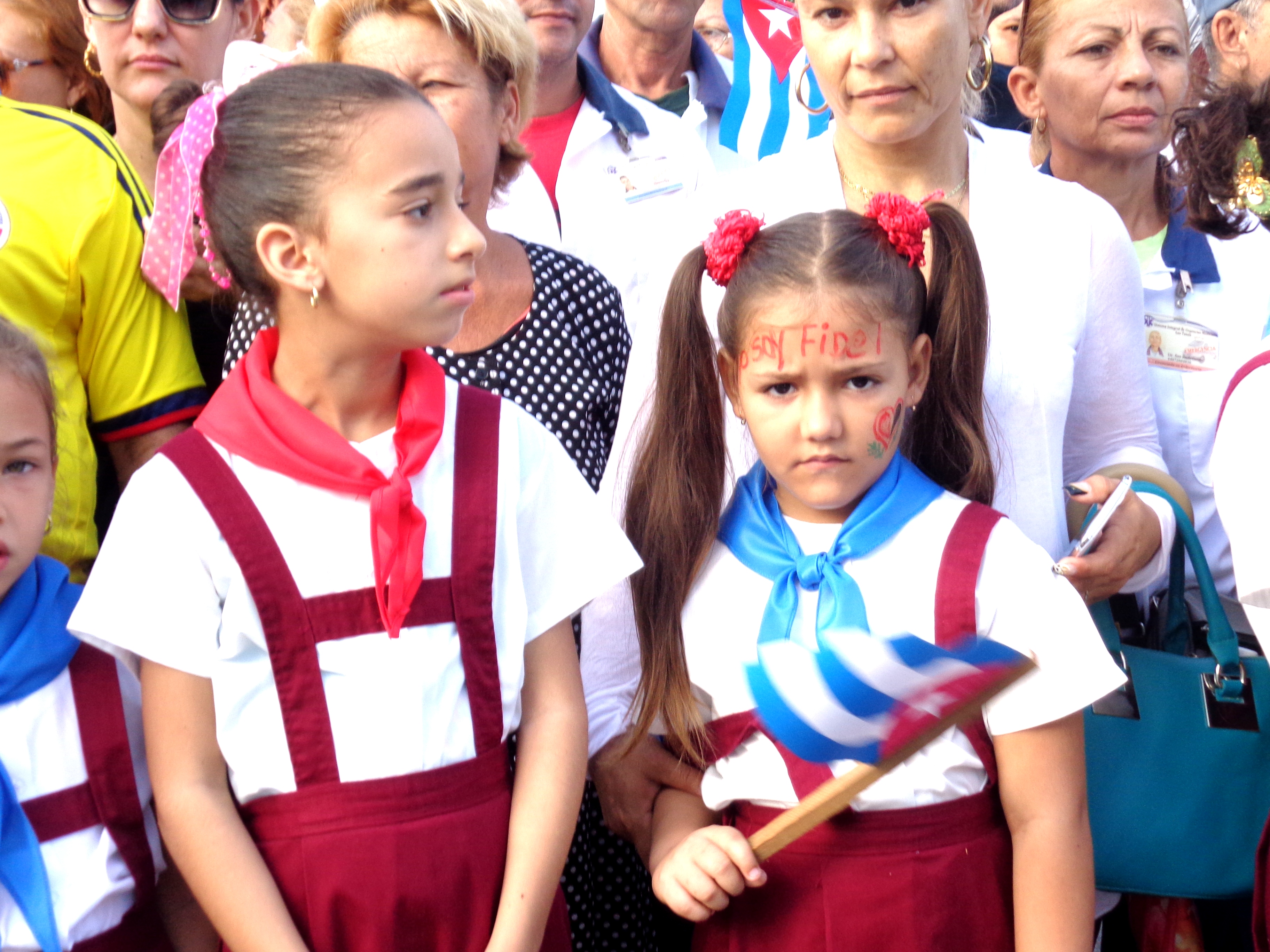 Los niños agradecen los desvelos de Fidel por su futuro. Foto: Jorge Pérez Cruz