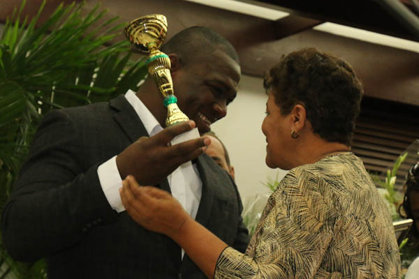 La miembro del secretariado del Comité Central, Olga Lidia Tapia, felicita Mijaín López.