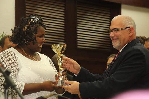 Idslis Ortiz recibe el trofeo de manos del presidente del INDER, Antonio Becalli
