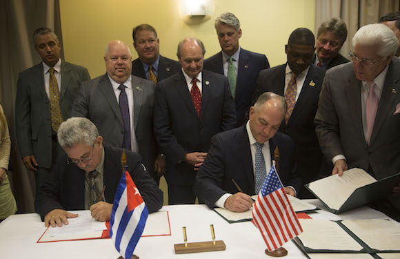 Firma de Memorando de entendimiento entre el Estado de Louisiana y Cuba. Por la parte cubana firmó Manuel Fernando Pérez Guerra, director general de la Autoridad Portuaria Nacional de Cuba, y el Gobernador John Bel Edwards, por la norteamericana. Foto: Tomada de Cubadebate