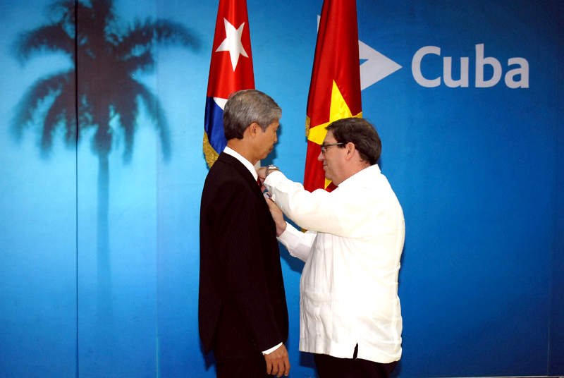 El alto reconocimiento le fue impuesto por Bruno Rodríguez Parrilla, miembro del Buró Político y ministro de Relaciones Exteriores. Foto: Heriberto González Brito