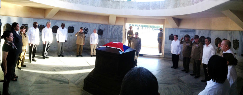 El General de Ejército Raúl Castro Ruz, junto a los miembros del Buró Político y el Comandante de la Revolución Guillermo García Frías, rindieron homenaje al Héroe Nacional de Cuba. | fotos: Estudios Revolución
