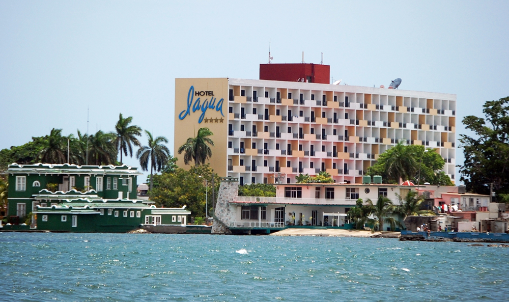 El colectivo del emblemático hotel Jagua, insignia del sector turístico en la provincia de Cienfuegos, mereció la condición de Líder de la Calidad. Foto: Ramon Barreras Ferrán. 