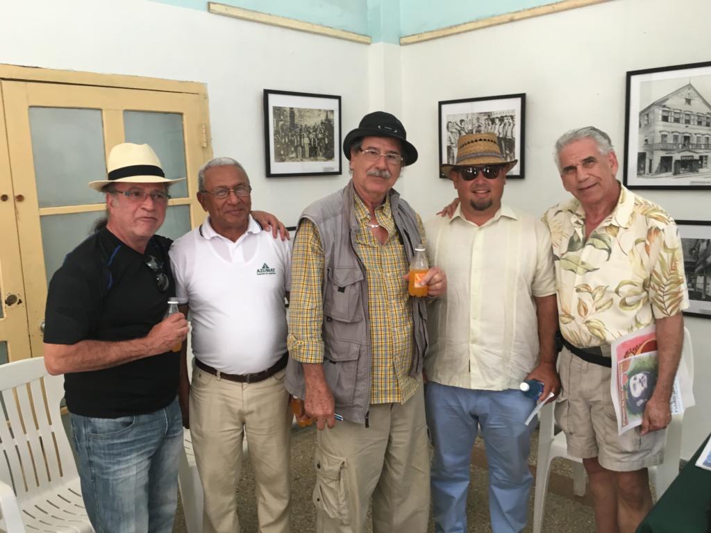 El presidente de IBMS (primero de derecha a izquierda) con varios miembros de la junta de esa entidad durante su visita al Museo Palacio de los Torcedores, en La Habana.