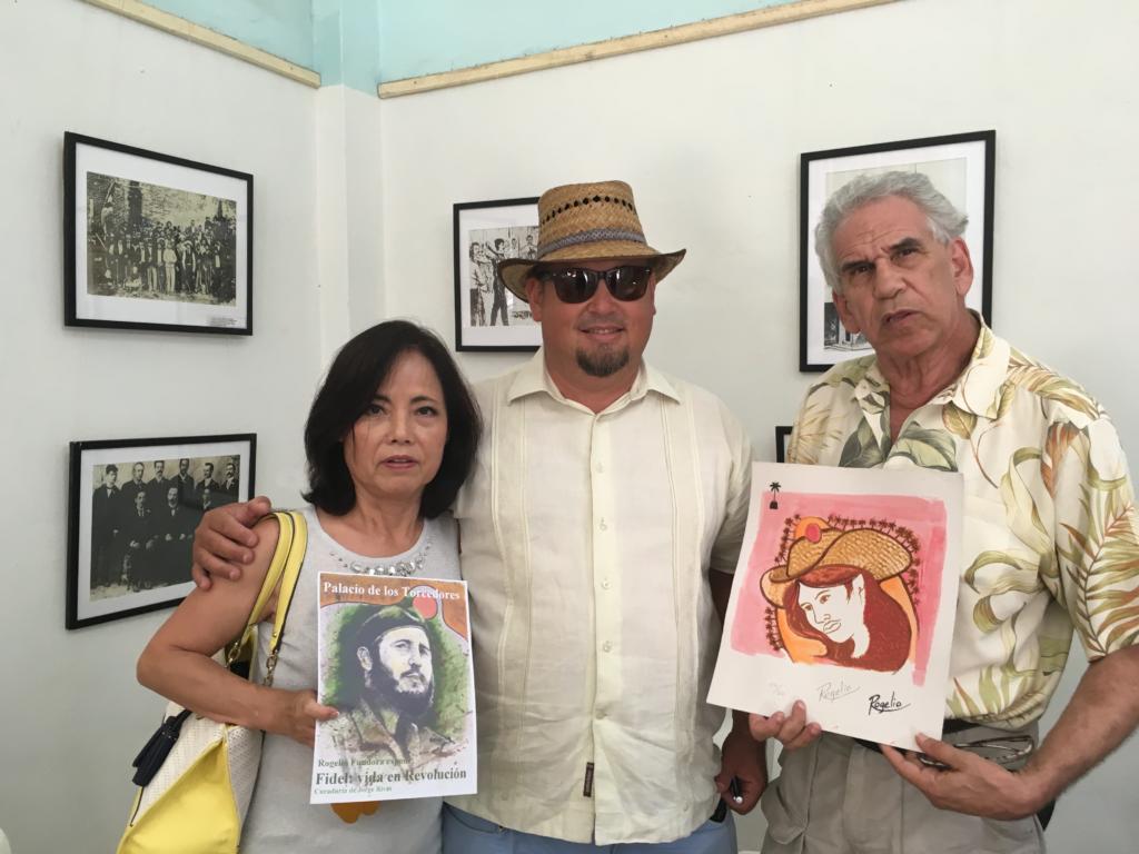 El Doctor Kalin y su esposa junto con Rogelio Fundora, El Guajiro que Pinta (al centro), en la exposición de este último dedicada al aniversario 90 de Fidel.