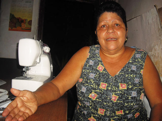 Los sollozos salen del corazón de esta cubana agradecida por la obra humanitaria del compañero Fidel Castro Ruz. Foto: José Luis Martínez Alejo