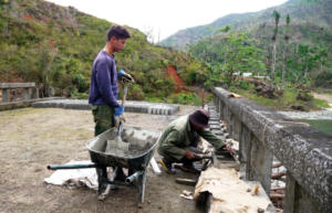 Producción artesanal de bloques en Quiviján. Foto: Rodny Alcolea