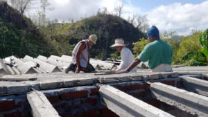 Con la utilización de las plaquetas y viguetas las cubiertas de las casas se hacen resistentes a los embates de los vientos huracanados. Foto: Rodny Alcolea 