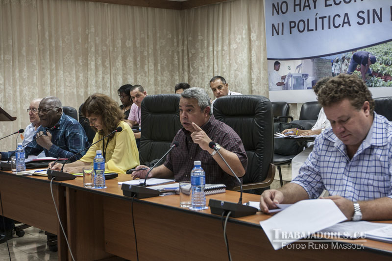 Ulises Guilarte planteó que no habrá eficiencia del sindicato si sus dirigentes no dominan los instrumentos económicos.