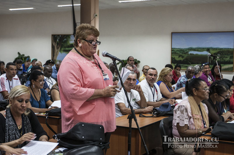 Maritza Izquierdo, planteó la necesidad de resolver los envases para la empresa de Ceballos, que tiene abarrotados sus almacenes y limitada la comercialización.
