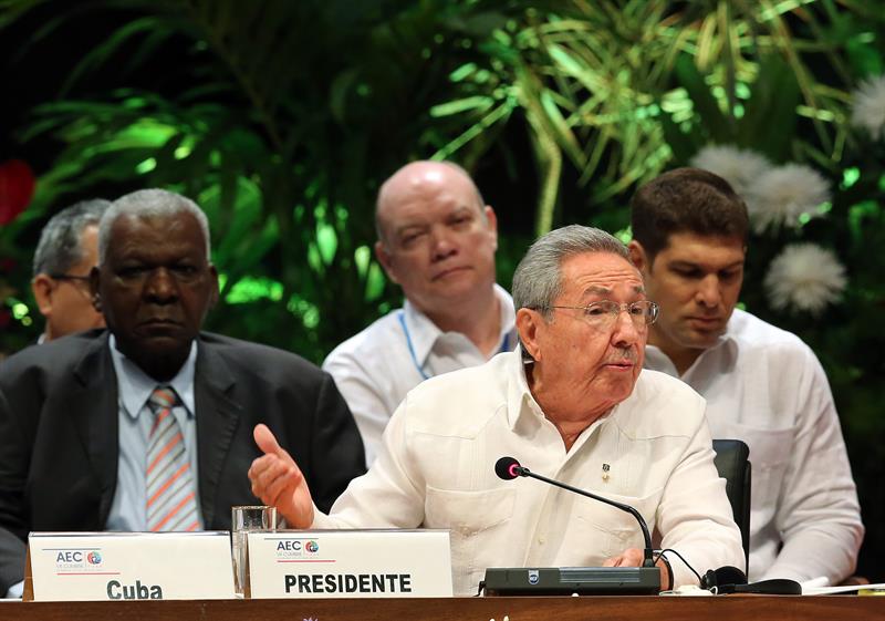 El Presidente cubano, Raúl Castro Ruz, dirigiendo las sesiones de la VII Cumbre de la Asociación de Estados del Caribe (AEC) en La Habana. Foto: Tomada de Google