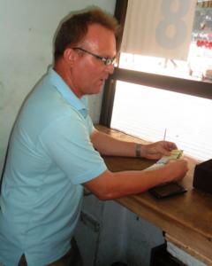 Alejandro Martín Pérez, el administrador, vendía este miércoles en la taquilla los pasaportes para acceder a la muestra fílmica. Foto: Francisco Rodríguez Cruz