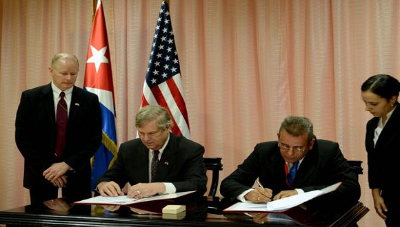 El ministro cubano de Agricultura, Gustavo Rodríguez Rollero (derecha) firma memorando de entendimiento sobre la agricultura durante su visita a Estados Unidos. Foto: Tomada de Google
