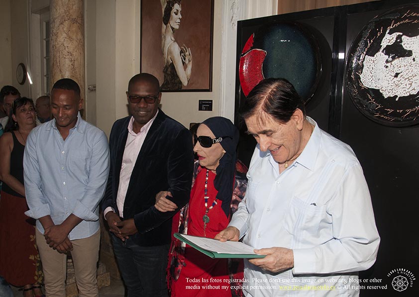 Alicia Alonso recibe el cariño y respeto del maestro Lara. A su lado Pedro Simón, director del Museo Nacional de la Danza y (a la derecha de la foto) Antonio El Pipa, bailaor y director de la compañía flamenca que lleva su nombre.