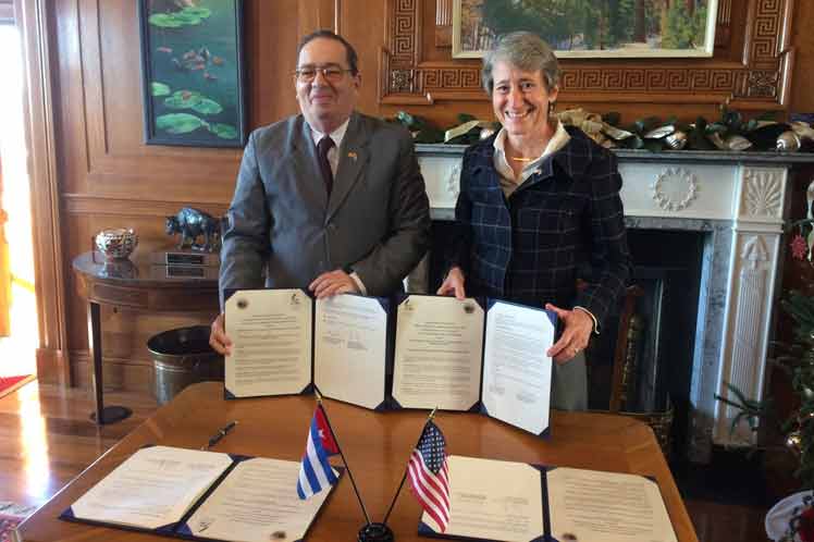 El viceministro primero de Ciencia Tecnología y Medio Ambiente (CITMA) de Cuba, Fernando González Bermúdez, y la Secretaria del Departamento del Interior de Estados Unidos, Sally Jewell, firmaron Memorando de Entendimiento sobre la cooperación y el intercambio en el área de la conservación de la Fauna Silvestre y las Áreas Terrestres Nacionales Protegidas. Foto: PL