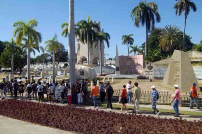Continúa tributo a Fidel en el cementerio Santa Ifigenia