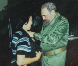 Fidel condecoró a Teresa Lluis con la Orden Blas Roca Calderío, entregada en una sola ocasión a los cuatro cuadros más destacados del país. Por descollar como directiva, en 1997 también recibió diploma de manos del líder cubano.