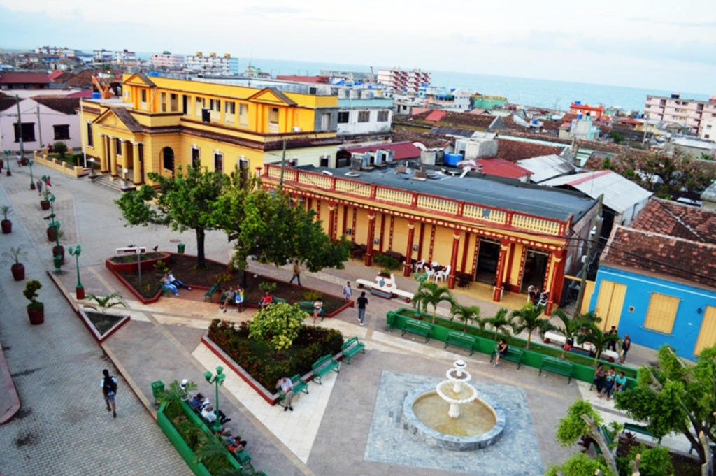 El centro de la ciudad de Baracoa viste de nuevo sus mejores galas. Foto: Rodny Alcolea
