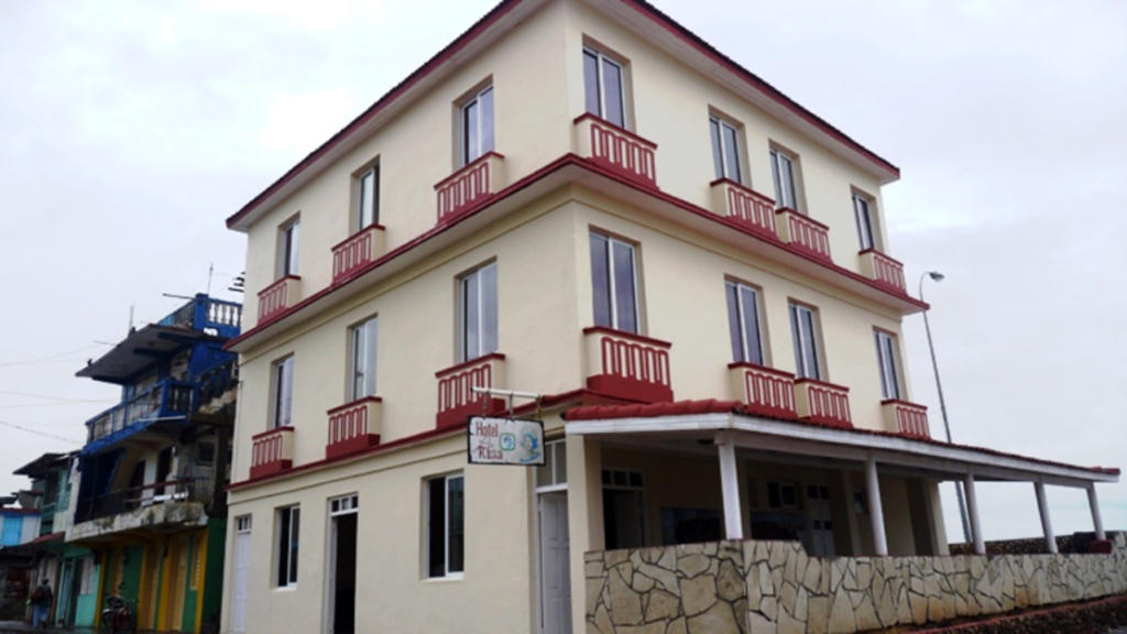 Hotel La Rusa, emblemática edificación baracoense muy próxima al malecón, totalmente restaurada después de sufrir severos daños por la furia del mar y los vientos. Foto: Rodny Alcolea