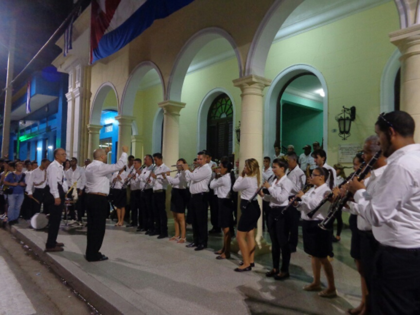 La banda de conciertos de Bayamo interpretó las notas del Himno Nacional ante el paso del cortejo fúnebre. Foto: de la autora