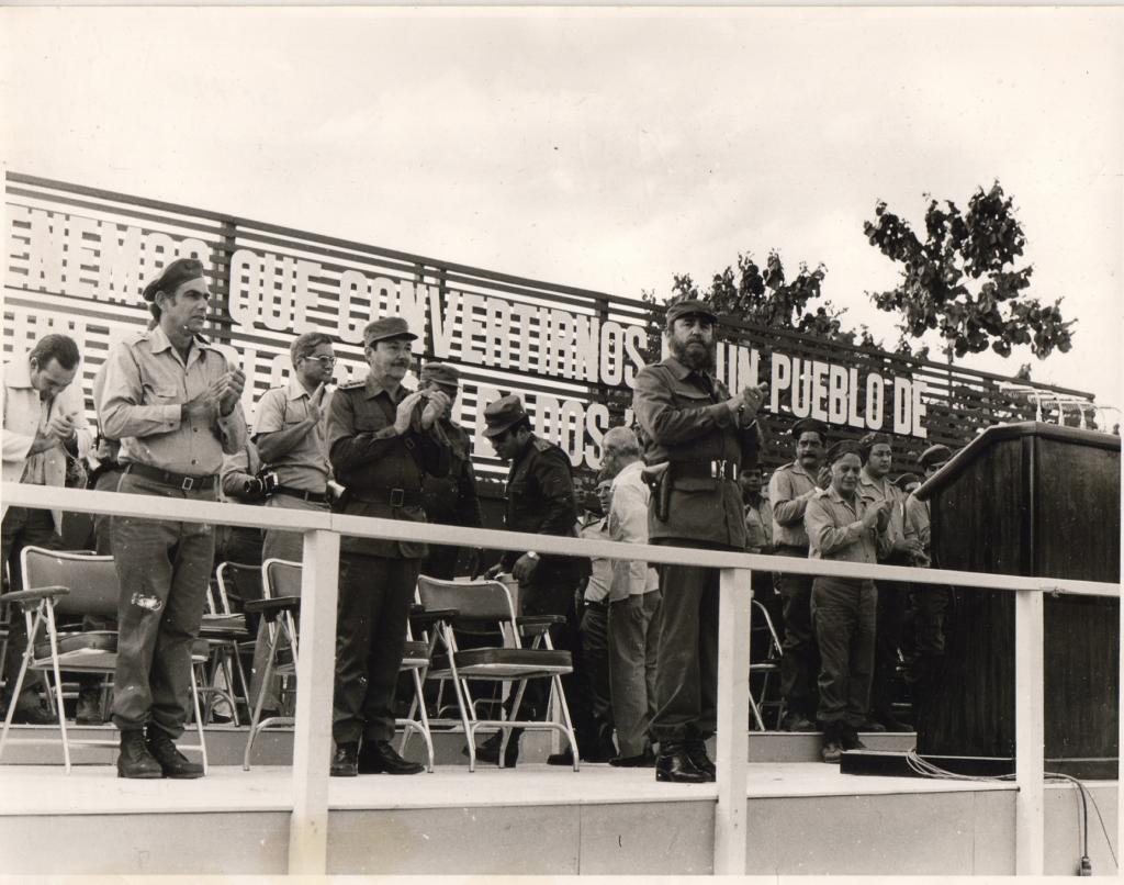 Junto a Raúl y otros dirigentes luego del discurso del 20 de enero de 1981. Foto: José Oller