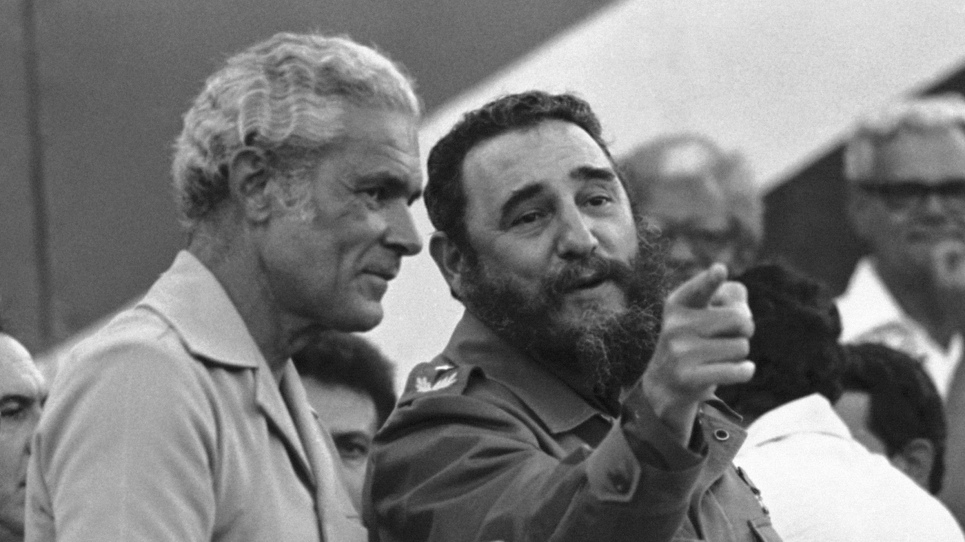 El Comandante en Jefe junto al Primer Ministro jamaicano Michael Manley, durante la visita del líder cubano a Montego Bay, el 17 de septiembre de 1977.