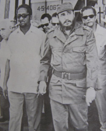 Fidel junto a Forbes Burnham.