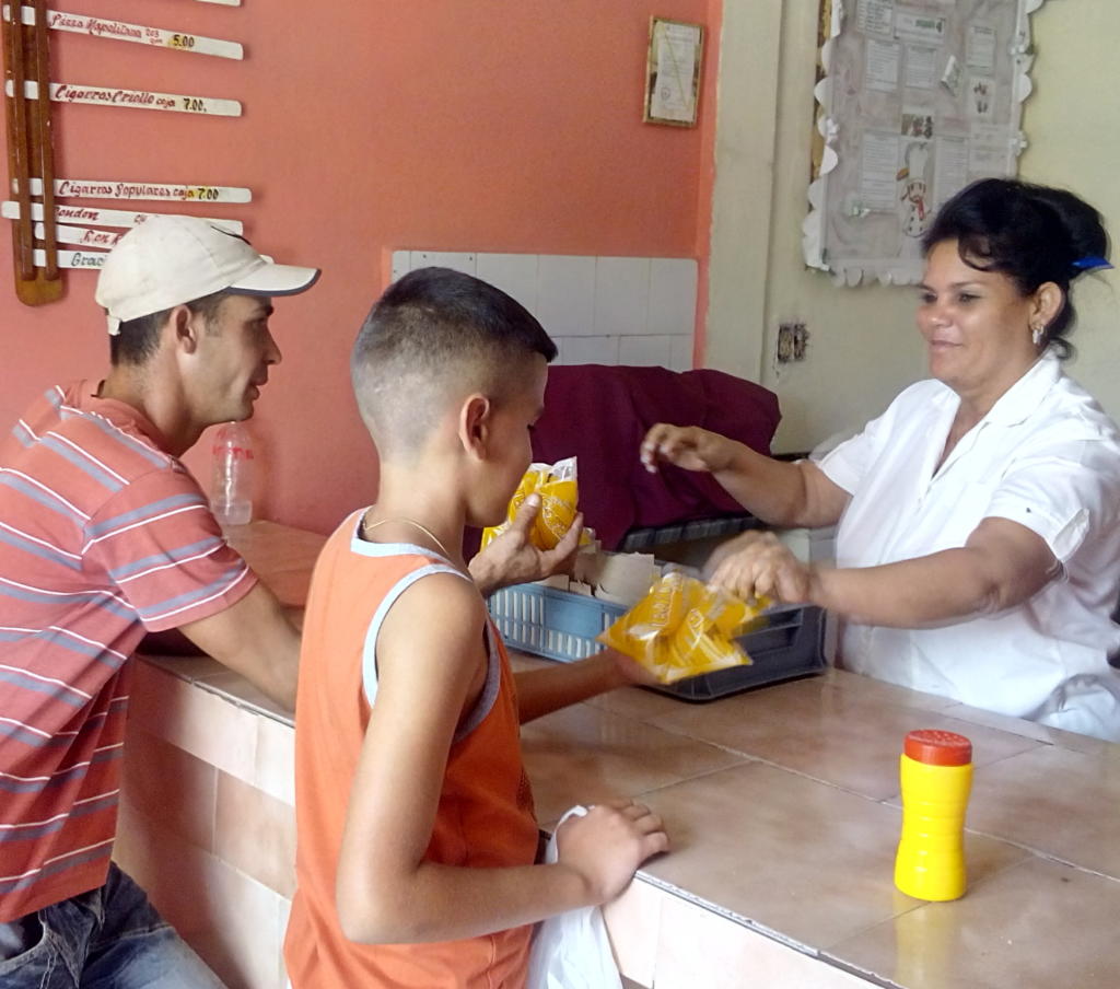 En varias unidades gastronómicas de Los Palacios existen cafeterías anexas donde se expenden disímiles productos alimentarios de rápido consumo. | fotos: Del autor