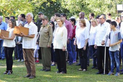 Participa presidente cubano en ceremonia de inhumación familiar